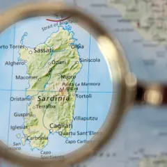 Mapa pokazuje, gdzie leży Sardynia, włoska wyspa na Morzu Śródziemnym, z zaznaczonymi miastami jak Cagliari i Sassari.