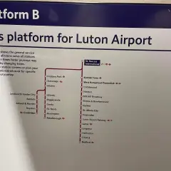 Tablica "Platform B" informuje, że ten peron jest dla pociągów do Luton Airport. Mapa pokazuje trasę z Londynu do Luton.