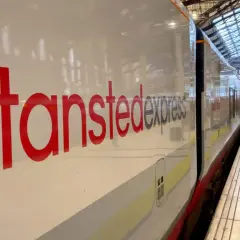 Stansted Express to Londyn – najtańszy sposób na podróż z lotniska. Pociąg czeka na pasażerów z bagażami.