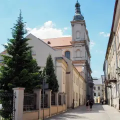 Spacer po uliczkach Piotrkowa Trybunalskiego, gdzie zabytkowe kamienice i kościół tworzą niepowtarzalny klimat. Odkryj piotrków trybunalski atrakcje!