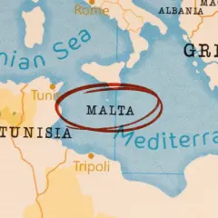 Mapa pokazuje, gdzie leży Malta, wyspa na Morzu Śródziemnym, między Tunezją a Grecją.