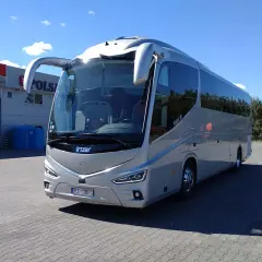 Nowoczesny autokar Irizar gotowy na wycieczkę objazdową autokarem do Włoch. Sprawdź, co zabrać na podróż!