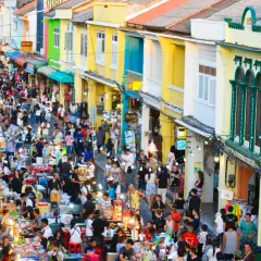 Tłoczny nocny targ w Phuket, pełen kolorowych budynków i ludzi. Idealne miejsce, by poczuć atmosferę i zastanowić się, phuket kiedy jechać.
