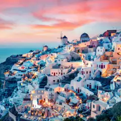 Santorini, z białymi domkami i niebieskimi kopułami, zachwyca o zachodzie słońca. Czy to najładniejsza wyspa grecka?