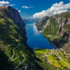 Malowniczy fiord z krętą drogą w górach. Idealne miejsce, gdzie na wakacje w lipcu, by podziwiać zapierające dech w piersiach widoki.