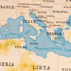 Mapa Europy i Morza Śródziemnego. Zobacz, z kim graniczy Albania: Grecja, Macedonia, Kosowo, Czarnogóra.