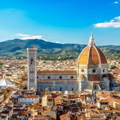 Widok na katedrę Santa Maria del Fiore we Florencji, jeden z najpiękniejszych miast Europy, z charakterystyczną kopułą i dzwonnicą Giotta.