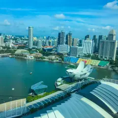 Widok na Marina Bay w Singapurze z futurystyczną architekturą i wodą.