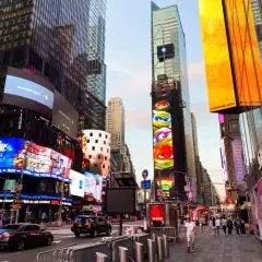 Manhattan, Nowy Jork, rozświetlony neonami i billboardami, z Żółwiami Ninja na jednym z budynków.