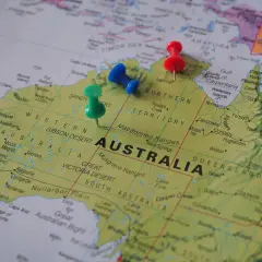 Ciekawostki o Australii: trzy pinezki zaznaczyły na mapie pustynie i pustkowia, sugerując podróż przez ten fascynujący kontynent.