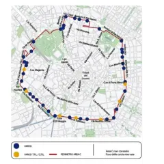 Mapa komunikacji miejskiej w Mediolanie, pokazująca trasę Area C z zaznaczonymi punktami kontrolnymi.