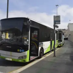 Autobusy na Malcie czekają na pasażerów. To część sprawnie działającej maltańskiej komunikacji miejskiej, która ułatwia zwiedzanie wyspy.