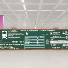 Informacje o transporcie publicznym z lotniska Mediolan Malpensa do centrum: pociągi, autobusy, taksówki i wynajem samochodów.