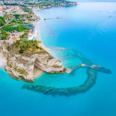Tropea, Włochy – jedno z najciekawszych miejsc na świecie. Klif z jaskinią, plaża i turkusowe morze.