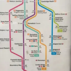 Mapa pokazuje strefy w Londynie z zaznaczonymi stacjami i czasami podróży.