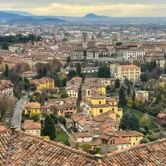 Widok na wzgórza i dachy Bergamo. Warto zobaczyć to miasto, pełne urokliwych uliczek i zabytkowych budynków.