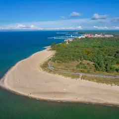 Piękna plaża i las na Helu. Warto zobaczyć to malownicze wybrzeże Bałtyku z urokliwym miasteczkiem w tle.