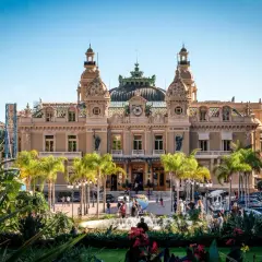 Kasyno Monte Carlo, symbol 2 najmniejszy kraj na świecie, otoczone palmami i bujną zielenią.