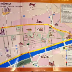 Mapa Baščaršije, historycznego centrum Sarajewa. Zobacz zabytki, muzea i meczety.