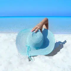 Słońce i błękitne morze na plaży w Grecji. Idealna pogoda w październiku na relaks.