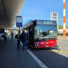 Autobus Alibus na lotnisku w Katanii, gotowy do odjazdu do centrum miasta.
