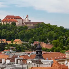 Widok na zamek Špilberk i dachy Brna. Idealne miejsce, by zobaczyć, co w Brnie warto zobaczyć.