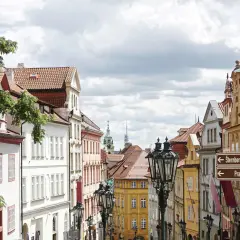 Urokliwa uliczka w Pradze, pełna kolorowych kamienic i zabytkowych latarni. Odkryj praskie nietypowe atrakcje, kierując się strzałkami do Zamku i Pałacu Sternbergów.