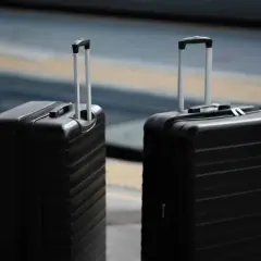 Dwie czarne walizki, idealne na bagaż podręczny Ryanair. Gotowe na podróż!