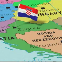 Chorwacja nad jakim morzem? Mapa pokazuje Chorwację z flagą, sąsiadującą ze Słowenią i Bośnią i Hercegowiną, nad Adriatykiem.