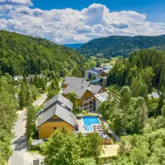 Idealne miejsce, gdzie na majówkę: hotel z basenem w otoczeniu zielonych gór.