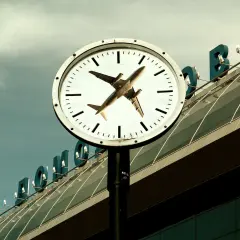 Zegar z samolotem na tarczy przypomina, ile wcześnie być na lotnisku.