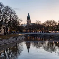 Wieczorny widok na rzekę w Turku, najstarszym mieście Finlandii, z katedrą w tle.
