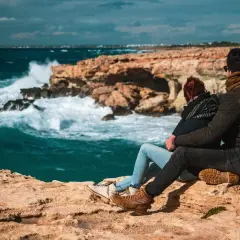 Para w Ayia Napa podziwia burzliwe morze i skaliste wybrzeże. Niezapomniane widoki i atrakcje czekają!