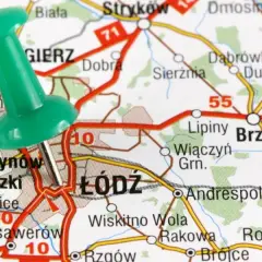 Zielona pinezka na mapie wskazuje Łódź. W promieniu 200 km od Łodzi kryją się ciekawe miejsca, jak Brzeziny czy Koluszki.