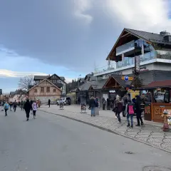 Spacer po Karpaczu, gdzie zjeść? Widać kawiarnie, restauracje i stoiska z serami góralskimi.