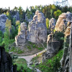 Skalny labirynt w Adršpach, jedne z najpiękniejszych miejsc w Czechach. Ścieżki wiją się między imponującymi formacjami skalnymi, otoczonymi zielenią.