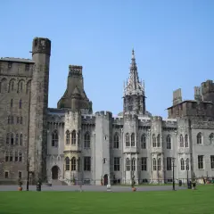 Zamek w Cardiff, stolicy Walii, z imponującą architekturą i zielonym trawnikiem.