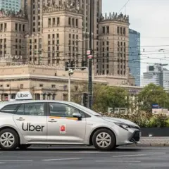 Srebrny samochód Uber na tle warszawskich wieżowców. Czy to Twój pierwszy raz z Uberem?