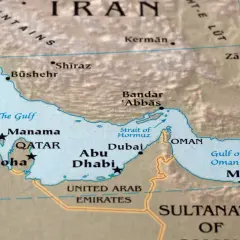 Mapa pokazuje Zatok Perski, Kuwejt, Katar, Zjednoczone Emiraty Arabskie i Oman. Widać też fragment Iranu, co pomaga zrozumieć, gdzie leży Iran.