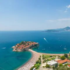 Wyspa Sveti Stefan, perła Czarnogóry, kusi turystów. Idealne miejsce, by zapytać: gdzie do Czarnogóry?