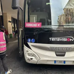 Autobus Terravision z Fiumicino do centrum Rzymu. Jak dojechać? Sprawdź rozkład jazdy na tablicy.