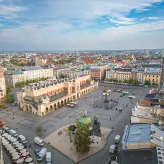 Rynek Główny w Krakowie: Sukiennice, Kościół Mariacki i wieża Ratuszowa. Idealne miejsce, by zobaczyć w Krakowie.