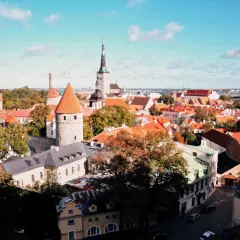 Widok na średniowieczne wieże i czerwone dachy Starego Miasta w Tallinnie. Idealne miejsce, by zobaczyć, co warto zwiedzić w stolicy Estonii.