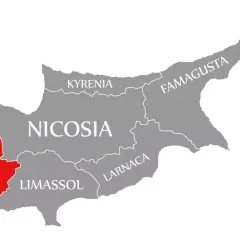 Mapa Cypru z zaznaczonym na czerwono regionem Pafos. Odpowiedź na pytanie: czy Cypr jest w Europie? Tak, Cypr leży w Europie.
