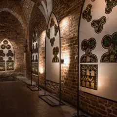 Wnętrze zamku w Malborku z witrażami. Zastanawiasz się, ile trwa zwiedzanie zamku w Malborku? Warto zaplanować kilka godzin.