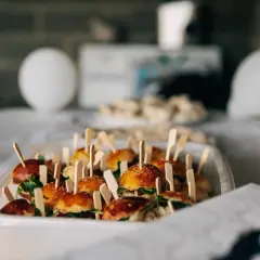 Mini burgery z patyczkami, idealne na imprezę. Szukasz pomysłu, gdzie zjeść w Łodzi? Te smakołyki to świetna alternatywa!