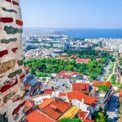 Widok na Saloniki z murów twierdzy. Miasto z czerwonymi dachami i morzem w tle. Saloniki czy warto odwiedzić? Zdecydowanie tak!