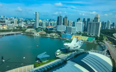 Widok na Marina Bay w Singapurze z futurystyczną architekturą i wodą.