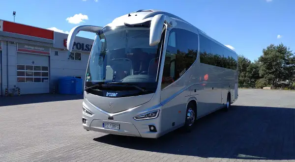 Nowoczesny autokar Irizar gotowy na wycieczkę objazdową autokarem do Włoch. Sprawdź, co zabrać na podróż!