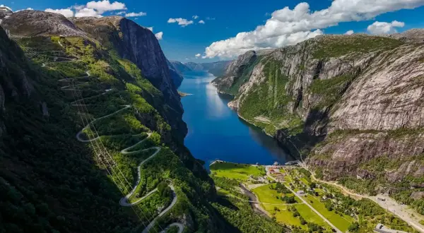 Malowniczy fiord z krętą drogą w górach. Idealne miejsce, gdzie na wakacje w lipcu, by podziwiać zapierające dech w piersiach widoki.